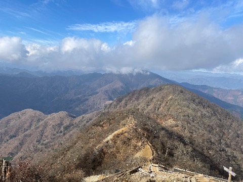 檜洞丸山頂直下からの広大な展望。はるか奥にはこれより向かう大室山が