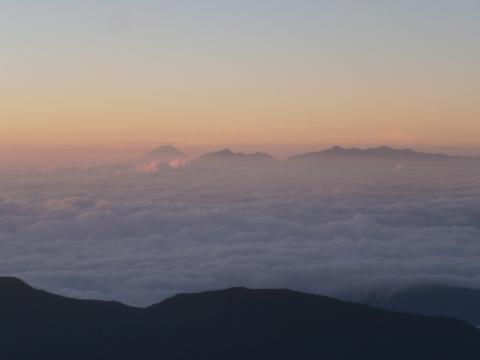遥かに富士。右は南アルプス甲斐駒ケ岳～鳳凰三山　そして北岳
日本第１位　２位の高峰が並ぶ