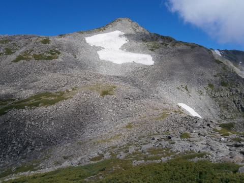 雪渓が残る中岳　あそこまで登り返すのは辛い　でも雪渓の下には雪解け水が流れていて、冷たくてうまかった。