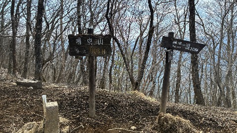 山頂。日光駅から至近な山だが人には会わず