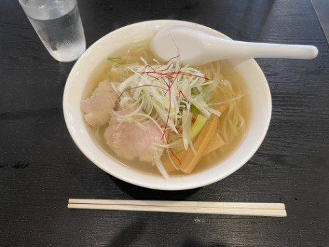 朝ラーメン　コクのある塩味のスープが美味