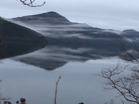 今朝の芦ノ湖湖畔の光景　外輪山の三国山