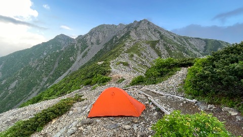 農鳥小屋のテントサイト。農鳥岳が束の間姿を現す。