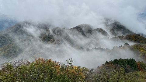 表尾根にて。突然ガスが晴れ水墨画のような光景が