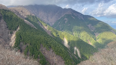 犬越路の手前からの大室山。これからあそこを登り返すのか〜