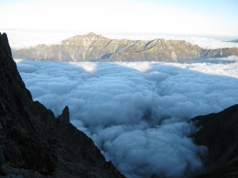 雲海の彼方には
飛騨の名峰　笠ヶ岳が。