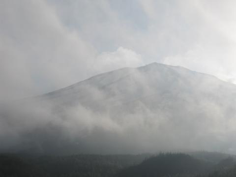 ガスの切れ間から残雪の富士！