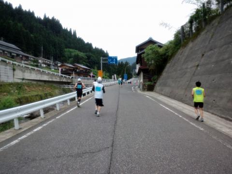 16km：　この先の標識を左に曲がって第２の登りが始まる