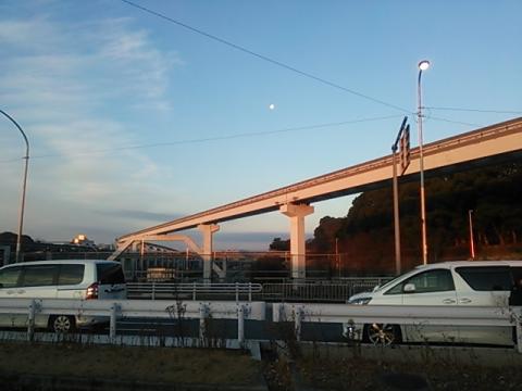 西の空には、お月様（小さくてすみません）