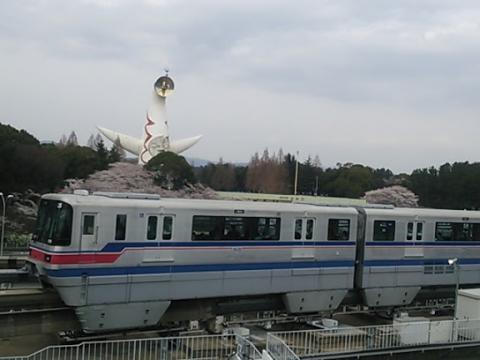 太陽の塔を背景に写真を撮っているとモノレールが…