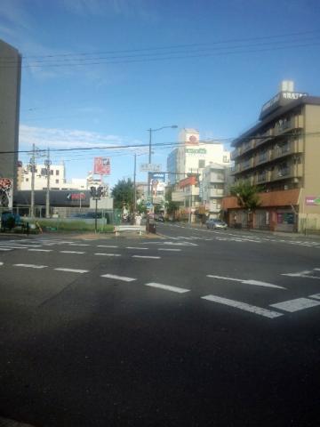 奥の道路　今日は左側の歩道を進む