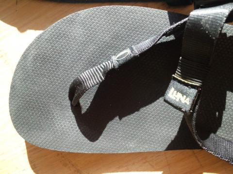 ＭＧＴ(Monkey Grip Technology)Footed  表面にハニカム風の凹凸がある、薄いシートが張ってある。「鼻緒」の部分は柔らかい素材。