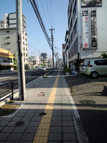 進行方向が北側で、早い時間帯だと右側（東側）の建物の影が出来て涼しい