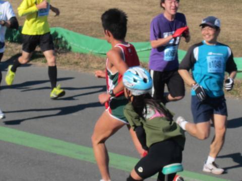 川内選手。速すぎて背中しか撮れなかった（カミさん談）。