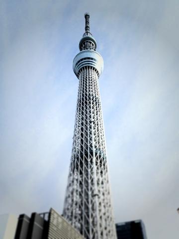 走りだしは空のいたるところに厚い雲。でもスカイツリーに到着したら、薄く青空が広がった。今年はいい年になるぞ！