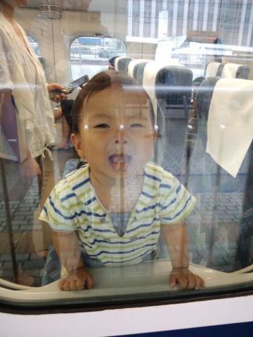 昨日、東京駅にて。
バイバイと手を振ったら鼻と口を窓ガラスに押しつけて遊ぶ次男（汗）