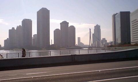 永代橋から見える高層マンション群
中央区から江東区に入ります