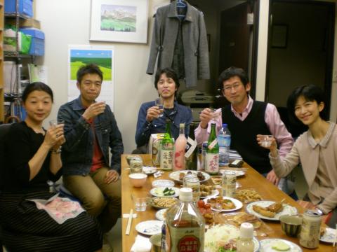 秋田のお酒を飲みながら。左から山口先生（歯科医師）、ふれあいRC塩川キャプテン、木村君、僕、久野先生（歯科医師）。みんな走ります！