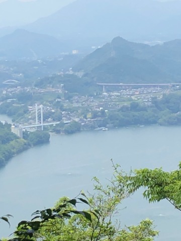 嵐山頂上から。　勝瀬橋、奥に中央道藤野付近が見える。